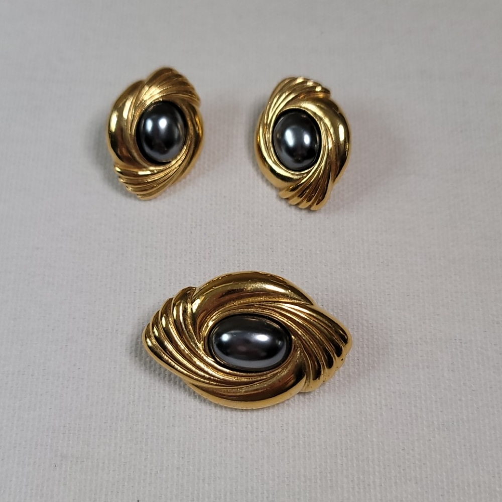 Avon vintage black pearl set